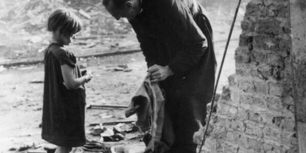 Schwarz-Weiß-Fotos des zerstörten Berlins im Jahr 1945
