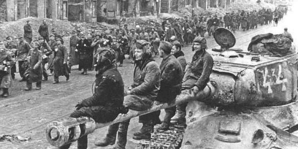 Bergen-Belsen 1945 – Hölle auf Erden nach der Befreiung: Schockierende Bilder, die man nie vergisst.