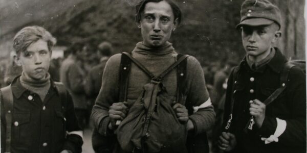 „Verlorene Kindheit im Feuer des Krieges – Jugendliche Soldaten der Wehrmacht, Mai 1945: Verzweiflung, Pflicht und das Ende einer Ära!