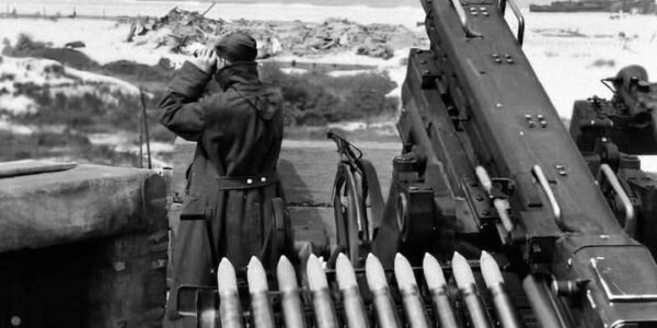 Unbekannte Front: Deutscher Soldat an seltener 5-cm-Flak 41 in der Normandie, 1943.
