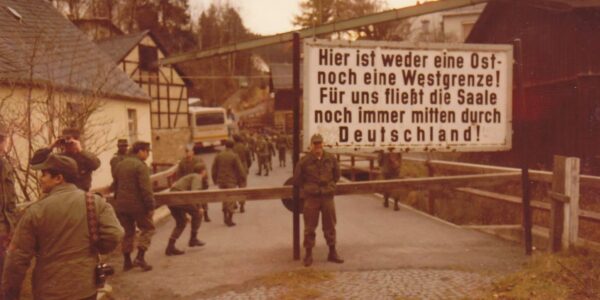 Ein deutscher Soldat teilt seine Ration mit einer russischen Mutter, 1941