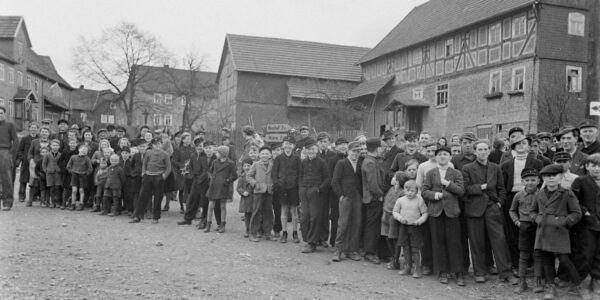 Gesichter einer untergehenden Ära: Deutsche Dorfbewohner im Fruhjahr 1945.