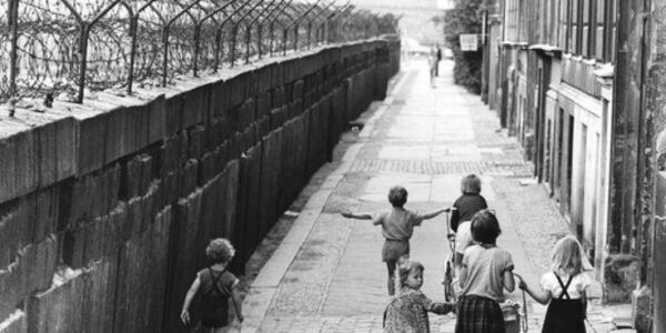 Kindheit im Schatten der Mauer: Wenn Spielen zum Widerstand wird.