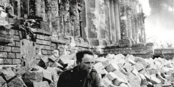 Zerstörtes Reichstagsgebäude nach dem Fall Berlins