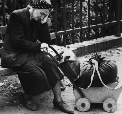 Allein gelassen: Als das Alter zur Last wurde – Berlin 1945.
