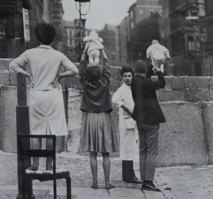 Einwohner West-Berlins zeigen ihren Großeltern, die im Osten wohnen, ihre Kinder, 1961