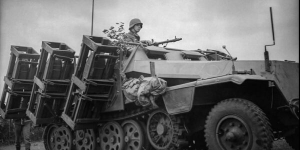 Halbkettenfahrzeug SdKfz. 251 mit Mehrfachraketenwerfer Wurfrahmen 40, Juni 1942