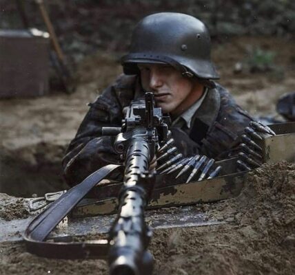 Unkonventionelle Schussposition: Deutscher Soldat mit MG34 im Zweiten Weltkrieg