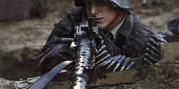 Unkonventionelle Schussposition: Deutscher Soldat mit MG34 im Zweiten Weltkrieg
