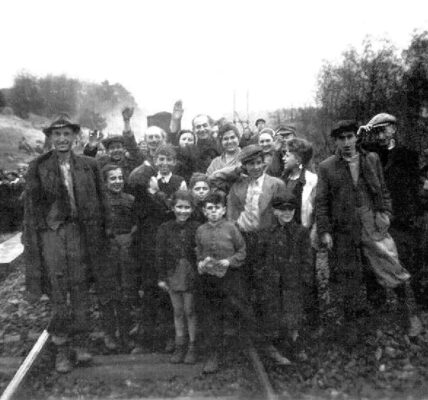 Jüdische Häftlinge nach ihrer Befreiung aus einem Todeszug, 1945.