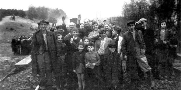 Jüdische Häftlinge nach ihrer Befreiung aus einem Todeszug, 1945.
