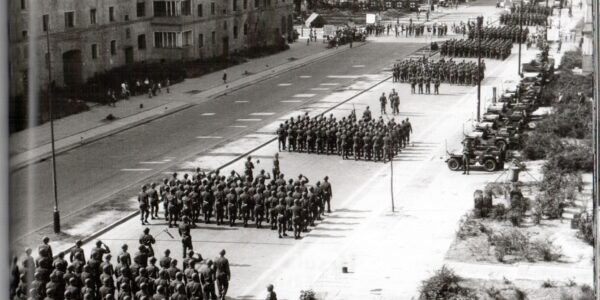 Die alliierte Militärparade in Berlin nach dem Zweiten Weltkrieg.