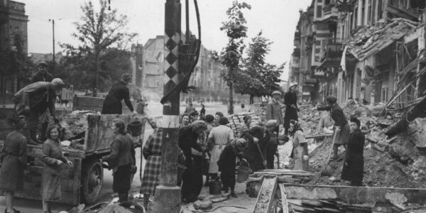 Berlin in Trümmern – Schwarz-Weiß-Aufnahmen aus dem Jahr 1945.