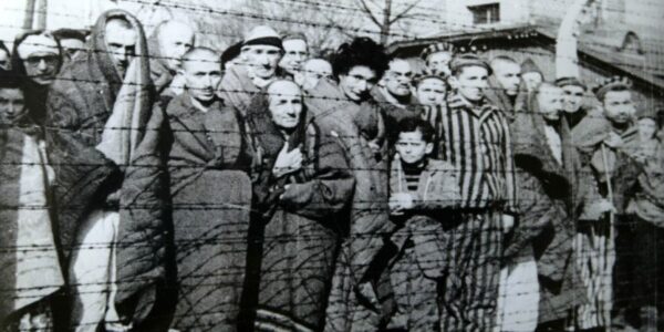 Bergen-Belsen 1945 – Die Gesichter der Befreiung: Ein Moment, der fur immer bleibt.