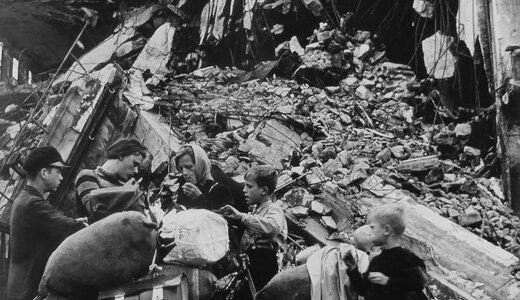 Berlin 1945 – Der Neuanfang inmitten der Trummer: Eine Familie auf dem Weg ins Ungewisse.