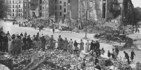 Sommer 1945 – Berliner bei der Beseitigung der Trummer ihrer Stadt: Ein Moment des Wiederaufbaus.