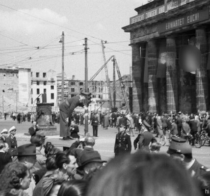 Berliner Alliierte Besatzungszone – 11. November 1945: Einweihung des Sowjetischen Ehrenmals.