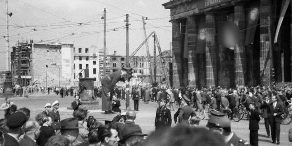 Berliner Alliierte Besatzungszone – 11. November 1945: Einweihung des Sowjetischen Ehrenmals.