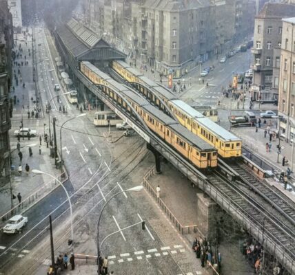 Fantastische Fotos fangen Straßenszenen Berlins in den fruhen 1980er Jahren ein