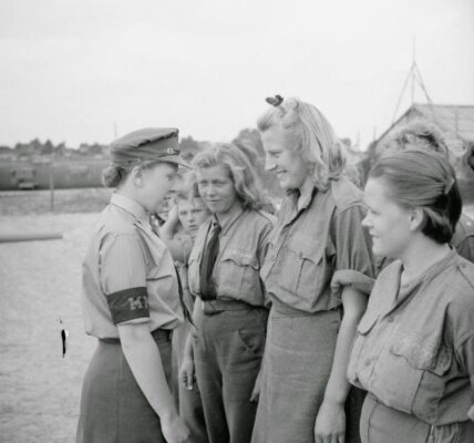 1945: Frauen in Gefangenschaft – Bilder einer bewegten Epoche.