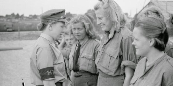 1945: Frauen in Gefangenschaft – Bilder einer bewegten Epoche.