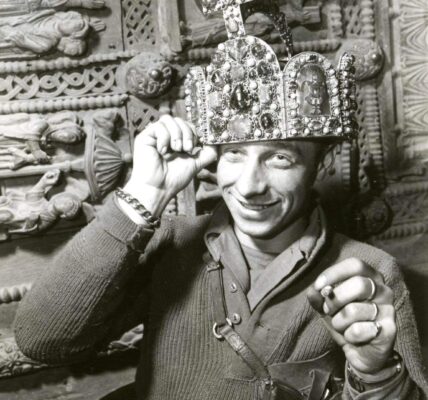 Ein Moment königlicher Geschichte: Alliierter Soldat mit der Reichskrone, 1945 👑.
