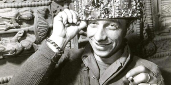 Ein Moment königlicher Geschichte: Alliierter Soldat mit der Reichskrone, 1945 👑.