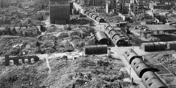 Hamburg 1945 von oben: Eine zerstörte Stadt im Schatten des Kriegsendes.