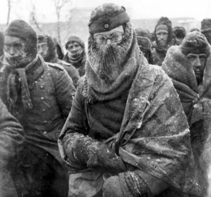 Deutsche Kriegsgefangene im eisigen Winter der Ostfront – Einblick in das harte Schicksal 1943.