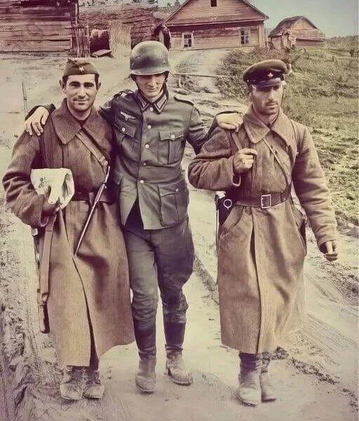 Menschlichkeit im Schatten des Krieges – Eine seltene Szene aus dem Zweiten Weltkrieg.
