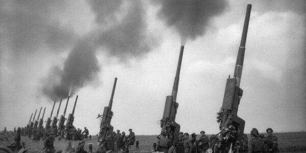 Donner des Sieges: Alliierte Artillerie entfesselt die Hölle.