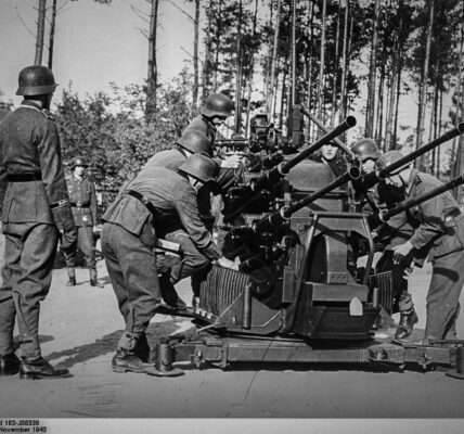 Feuerkraft fur Deutschland – Deutsche Soldaten trainieren an der Flakvierling 38 (1943).
