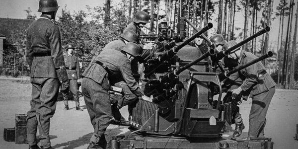 Feuerkraft fur Deutschland – Deutsche Soldaten trainieren an der Flakvierling 38 (1943).