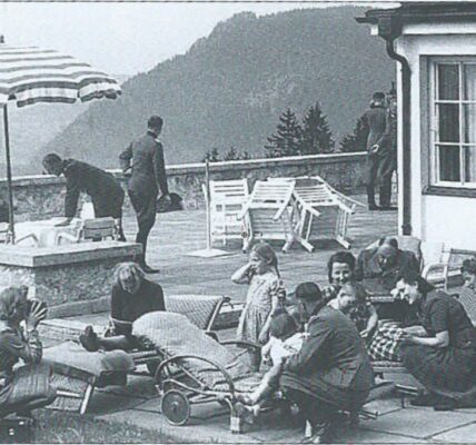 Gäste auf dem Berghof in einem seltenen Bild aus dem Zweiten Weltkrieg, 1942.