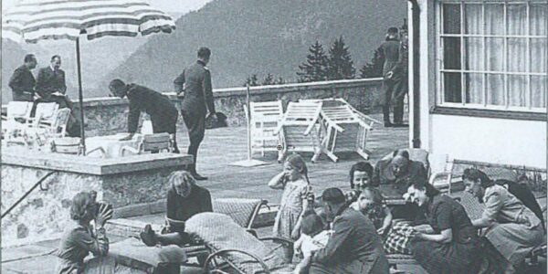 Gäste auf dem Berghof in einem seltenen Bild aus dem Zweiten Weltkrieg, 1942.