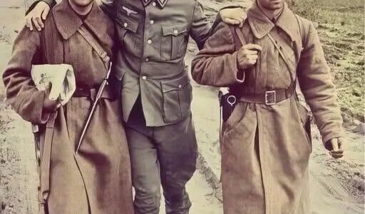 Menschlichkeit im Schatten des Krieges – Eine seltene Szene aus dem Zweiten Weltkrieg.
