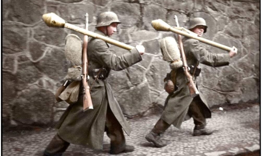 Straßenkampf-Vorbereitung – Deutsche Infanteristen mit Panzerfäusten im Einsatz (1945).