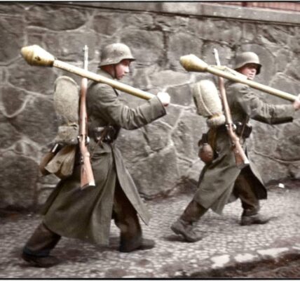 Straßenkampf-Vorbereitung – Deutsche Infanteristen mit Panzerfäusten im Einsatz (1945).