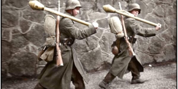 Straßenkampf-Vorbereitung – Deutsche Infanteristen mit Panzerfäusten im Einsatz (1945).