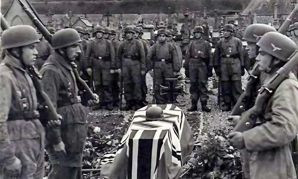 Deutsche Fallschirmjäger beerdigen einen Kameraden in den Niederlanden.
