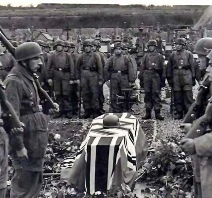 Deutsche Fallschirmjäger beerdigen einen Kameraden in den Niederlanden.