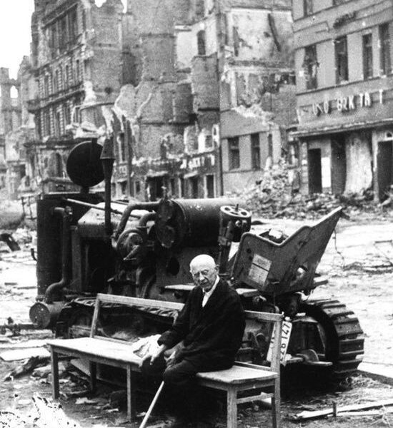 Berlin in Trummern – Ein alter Mann und das Ende eines Zeitalters.