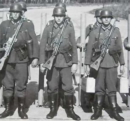 Deutsche Waffen im 2. Weltkrieg (Gewehre, Pistolen, Minen, Fahrzeuge).