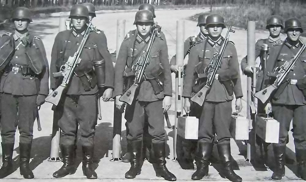 Deutsche Waffen im 2. Weltkrieg (Gewehre, Pistolen, Minen, Fahrzeuge).