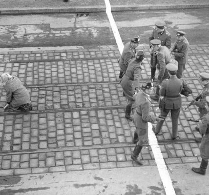 22 Vintage-Fotografien fangen das alltägliche Leben rund um die Berliner Mauer in den 1950er und frühen 1960er Jahren ein.