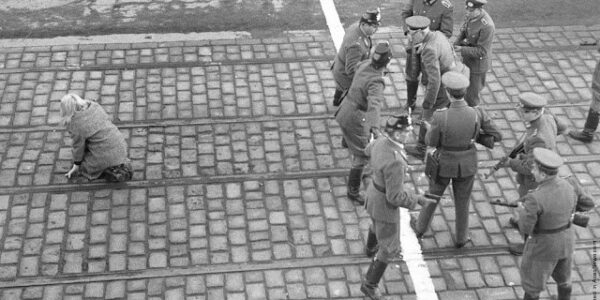 22 Vintage-Fotografien fangen das alltägliche Leben rund um die Berliner Mauer in den 1950er und frühen 1960er Jahren ein.
