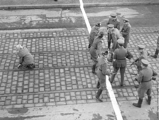 22 Vintage-Fotografien fangen das alltägliche Leben rund um die Berliner Mauer in den 1950er und frühen 1960er Jahren ein.