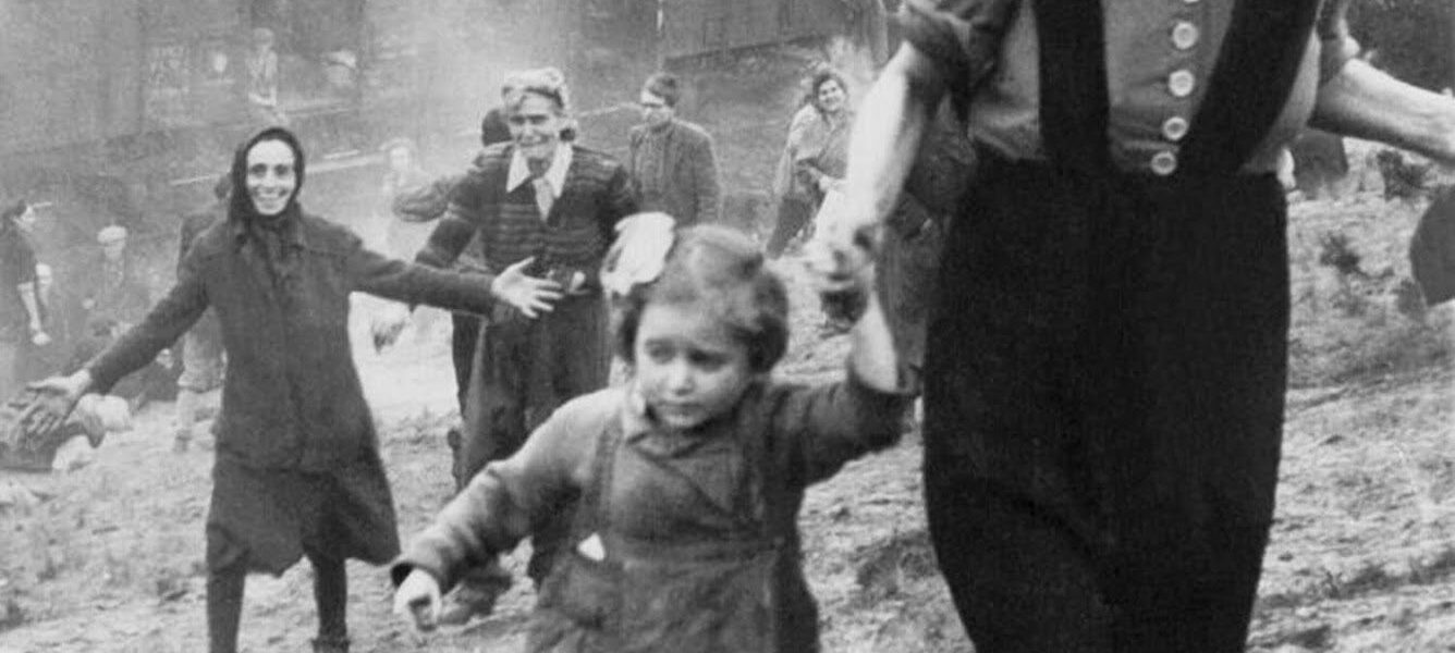 Judische Häftlinge nach ihrer Befreiung aus einem Todeszug, 1945