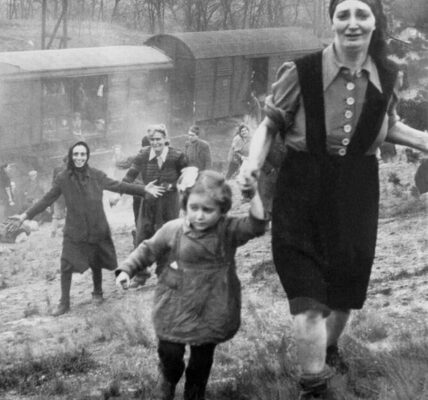 Judische Häftlinge nach ihrer Befreiung aus einem Todeszug, 1945