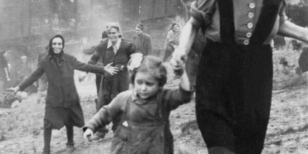 Judische Häftlinge nach ihrer Befreiung aus einem Todeszug, 1945